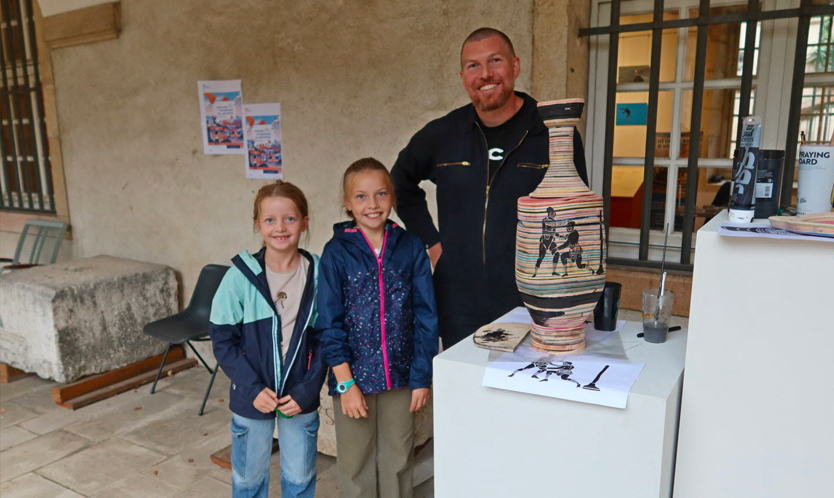 Aperçu de l'atelier peinture collaborative d'une scupture